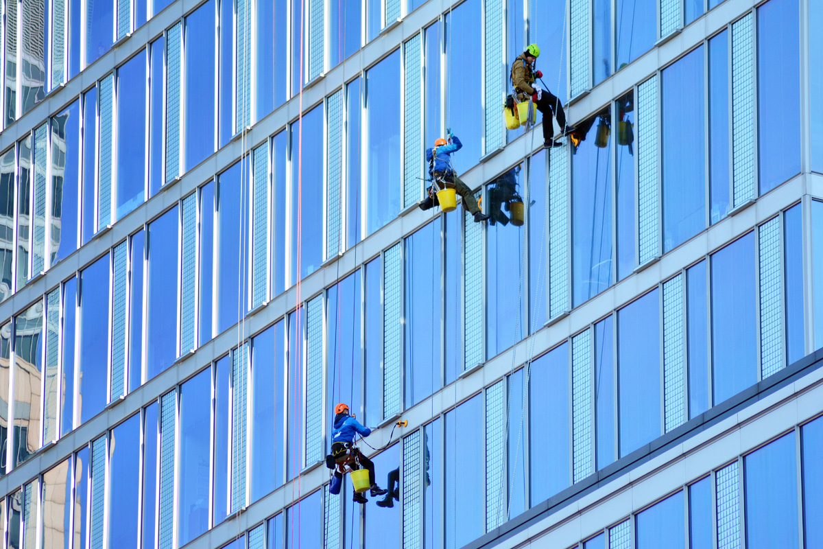Schritt-für-Schritt-Anleitung für eine effektive Gebäudeglasreinigung