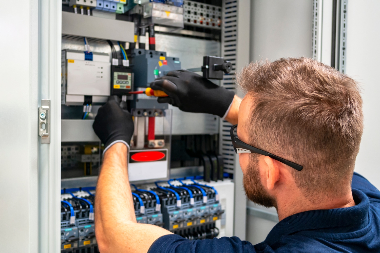 Wie die DGUV V3 Prüfung mit einer professionellen VDE Prüfung erfolgreich durchgeführt wird