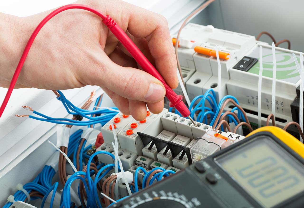 Wie oft muss die Prüfung ortsfester elektrischer Anlagen in Schulen erfolgen?