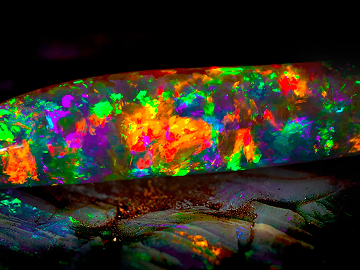 Opals Tanz der Farben: Reflexion und Interferenz