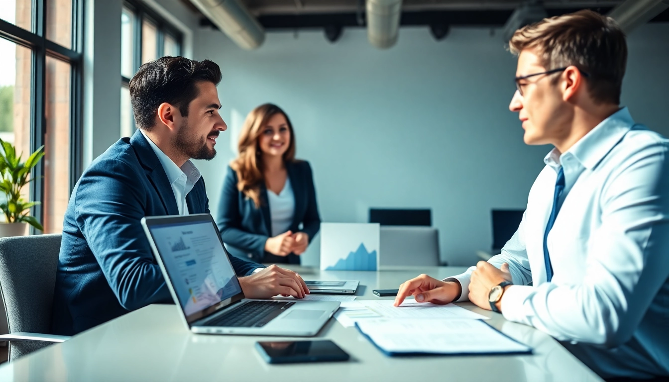 Headhunter IT führt ein Gespräch mit IT-Fachleuten in einem modernen Büro.